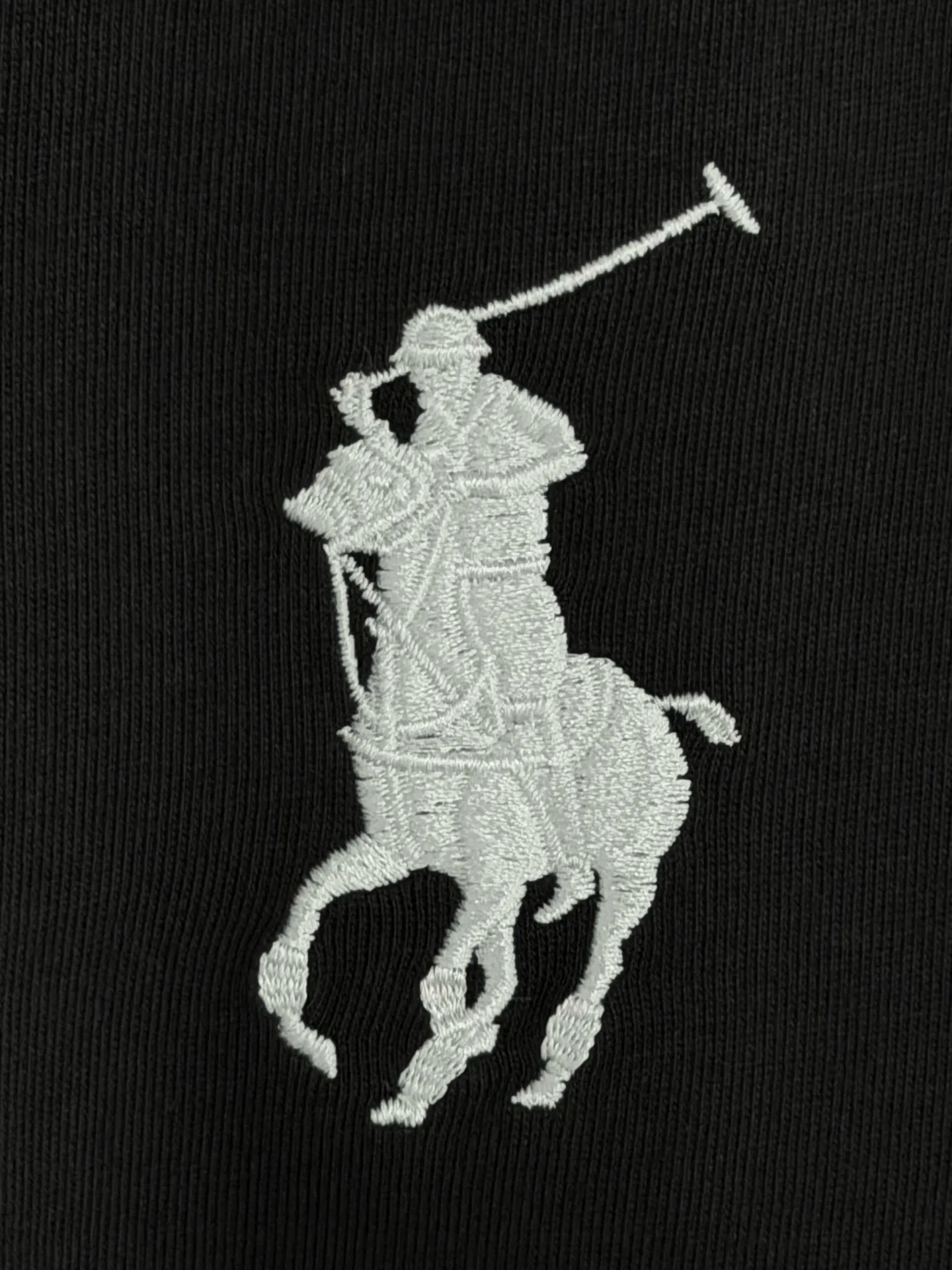 P160 [High Quality]Ralph Lauren*Ralph Lauren embroidery micro-label simple‼ ️Short-sleeved T-shirt 💗Ralph Lauren classic short-sleeved T-shirt, custom-made 280g pure cotton fabric, soft and breathable, classic horseback golf🏌️ embroidery on the chest, logo + logo embroidery on the back, simple and recognizable. Round neck design, neat tailoring, customized 280g pure cotton fabric, soft and smooth to the touch, great breathability, super comfortable to wear in summer! The same loose version for men and women, OK to wear alone or layered, versatile ~ 𝐂𝐎𝐋𝐎𝐔𝐑: black white 𝐒𝐈𝐙𝐄: S-xL Size chart: S: Shoulder width 51 - Bust 55 - Clothing length 70 M: Shoulder width 53 - Bust 57 - Clothing length 72 L: Shoulder width 55 - Bust 59 - Clothing length 74 XL: Shoulder width 57 - Bust 61 - Clothing length 76
